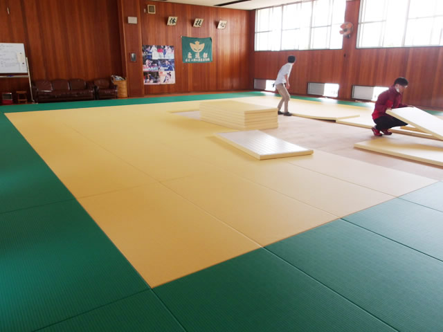 柔道場の畳の入れ替えの様子