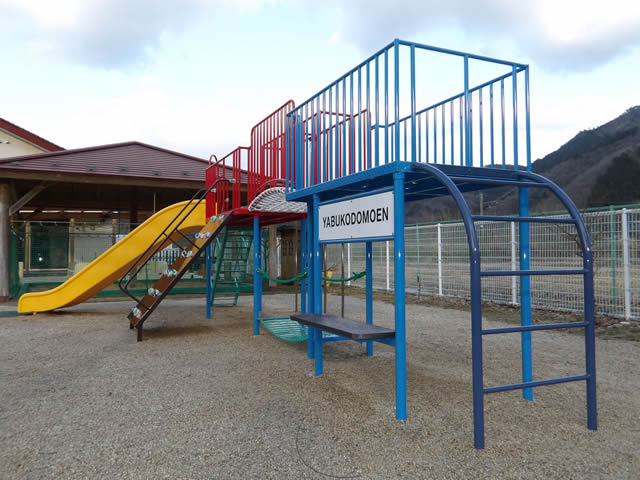 板シーソー1連4人用　小学校　遊具エリア