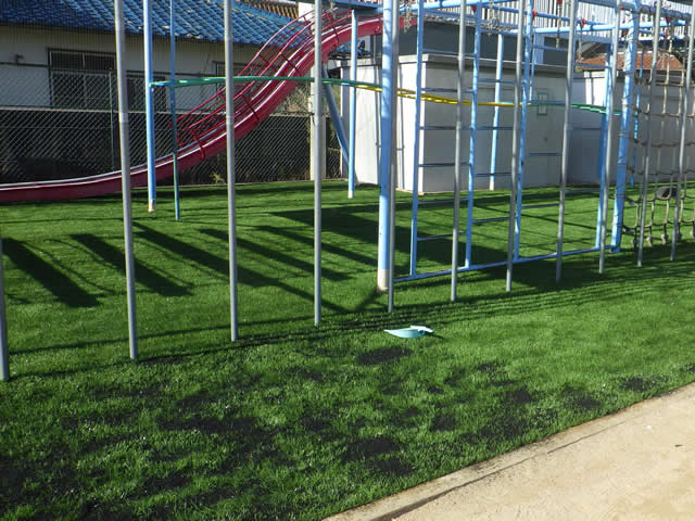 小学校　遊具下人工芝新設