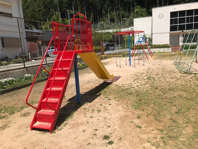小学校グラウンド　遊具エリア