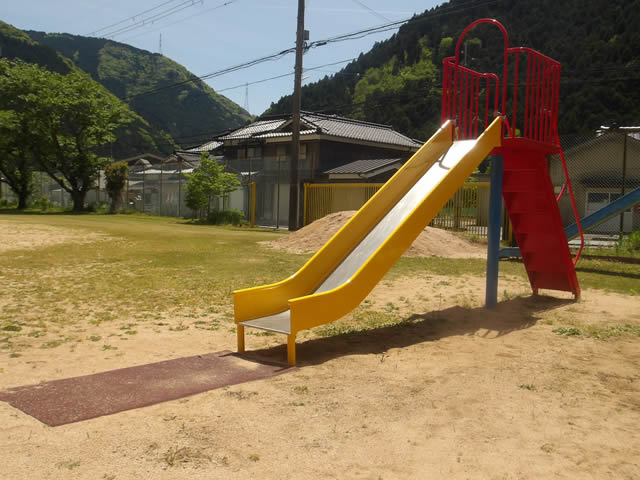 新しい滑り台の設置