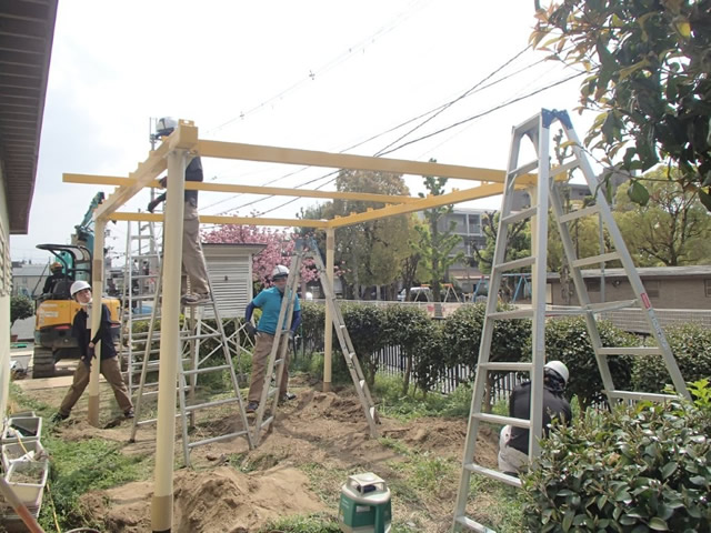 新しい製品を組立作業中
