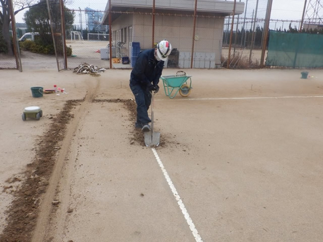 古いラインを除去作業中の様子
