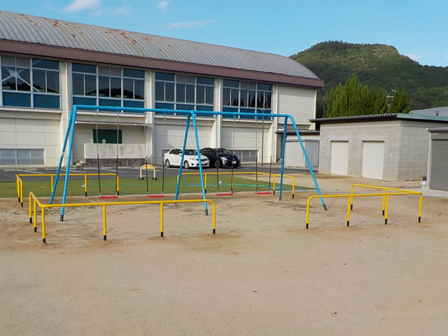 小学校グラウンド　遊具エリア