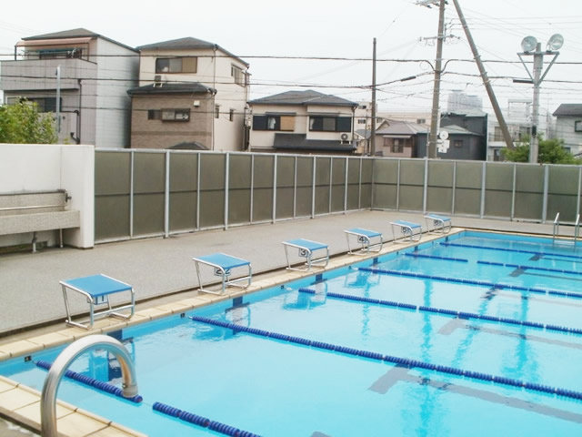 納品後のプールのスタート台
