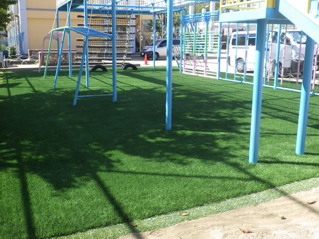 小学校　遊具下人工芝改修　