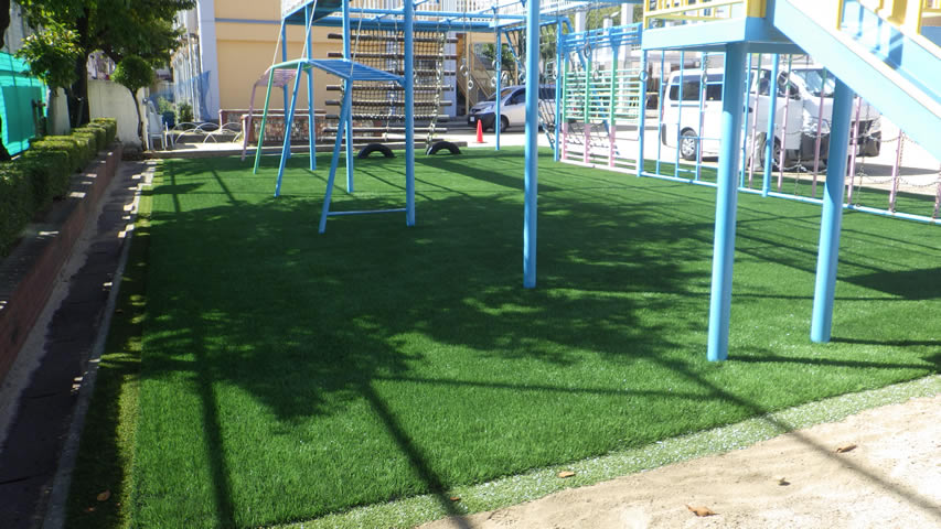 施工後の様子　遊具下人工芝