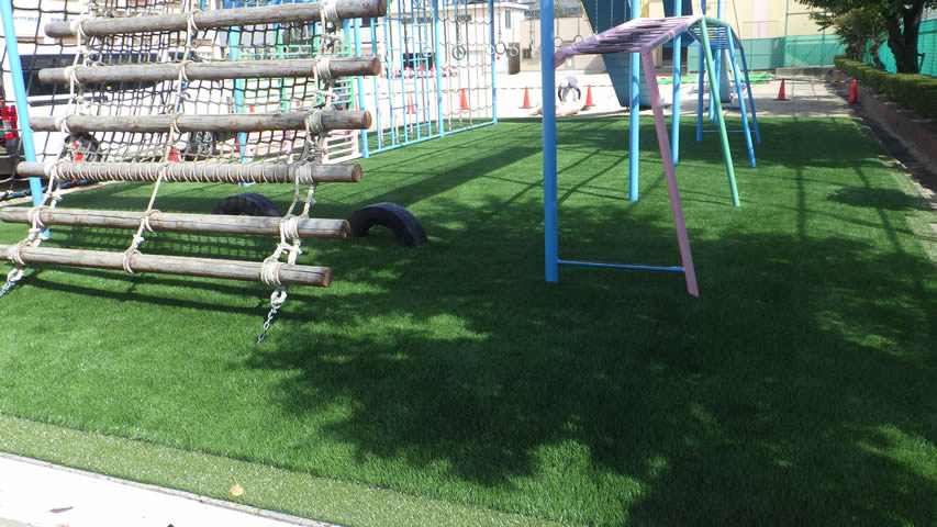 施工後の様子　遊具下人工芝