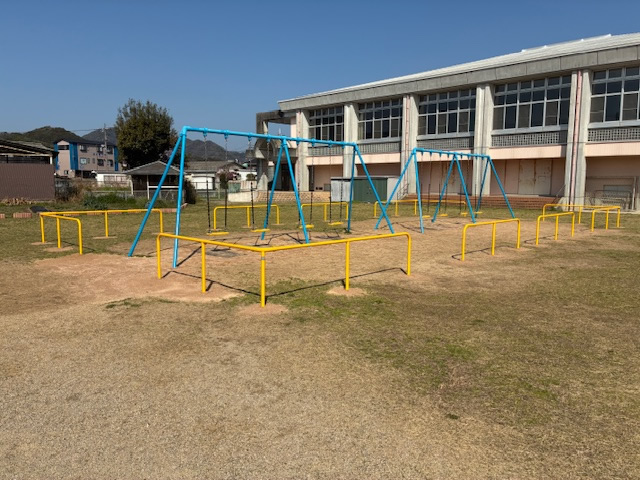 小学校グラウンドブランコ境界柵増設