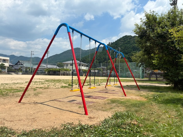 小学校　遊具エリアブランコ更新工事