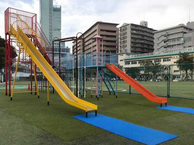 小学校　滑り台