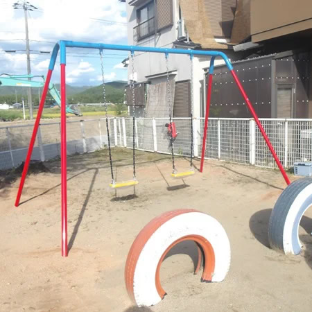 公園に弊社オリジナルブランコを設置しました。　